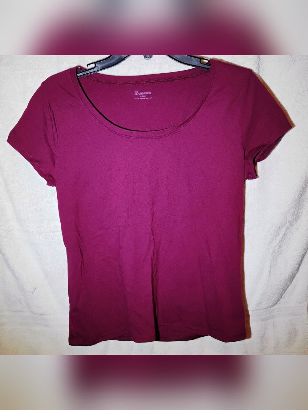 No Boundaries Women's Short Sleeve Scoop Neck Top - Raspberry